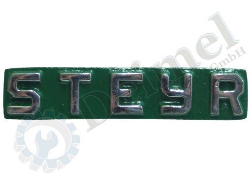 Schriftzug – Steyr, Abmessungen ca. 108×23 mm, Abstand Lochmitte ca. 90mm, Aluguss, Hintergrund grün und Schrift chrom