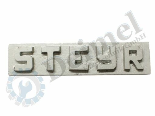 Aluminiumschild "Steyr" vorne auf der Motorhaube, ca. 154x35mm, Ansicht von vorne