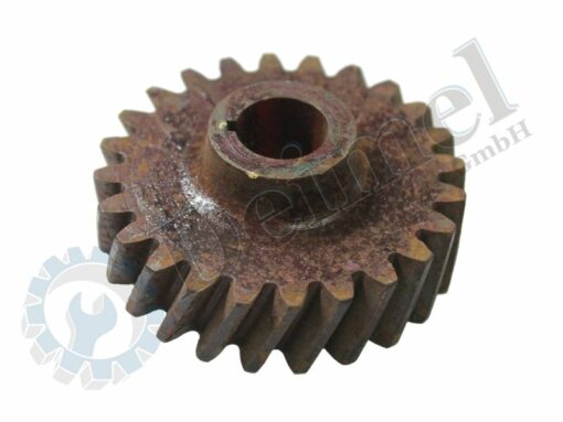 Zahnrad mit 24 Zähnen für den Antrieb der Hydraulikpumpe, Durchmesser außen ca. 69,5 mm, Bohrung konisch ca. 16,9 auf 13,4 mm mit Keilnut