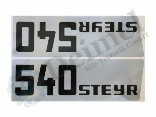 Aufkleber Set „Steyr 540“ bestehend aus 2 Stk Aufkleber – 1x rechts und 1x links an der Motorhaube, Silber mit Schwarzer Aufschrift