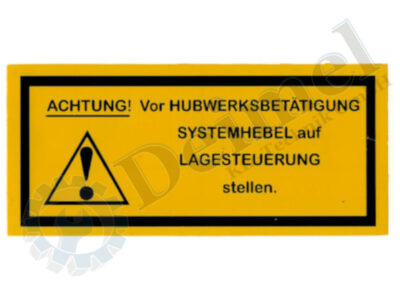 Aufkleber "ACHTUNG! Vor HUBWERKSBETÄTIGUNG SYSTEMHEBEL auf LAGESTEUERUNG stellen" Warnhinweis hinten bei Heckbetätigung, Nachbau Schwarze Schrift auf gelben Grund, Abmessungen ca. 120x55mm