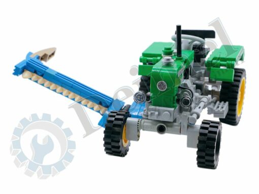 Steyr Traktor T80 grün mit Mähwerk blau aus LEGO, Ansicht von vorne